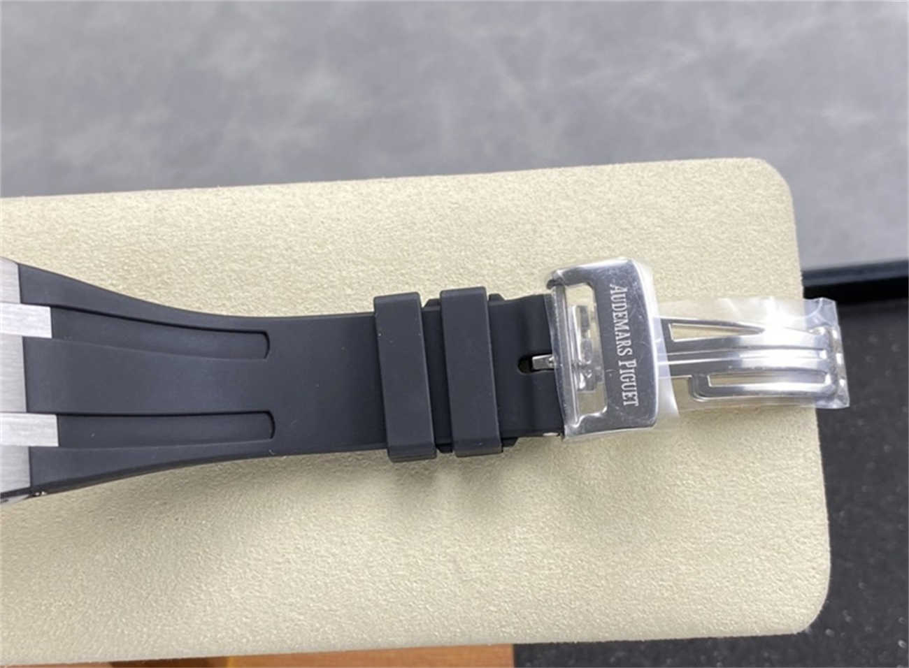AP 26331 Replica (APS Factory) – Black Dial & Rubber Strap Edition
