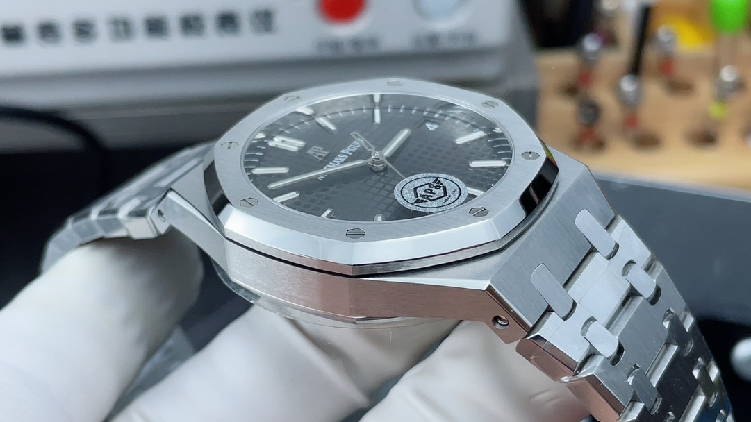 Audemars Piguet 15500 Grey – 41 mm Rose Steel Royal Oak with Cal.4302 Automatic Movement