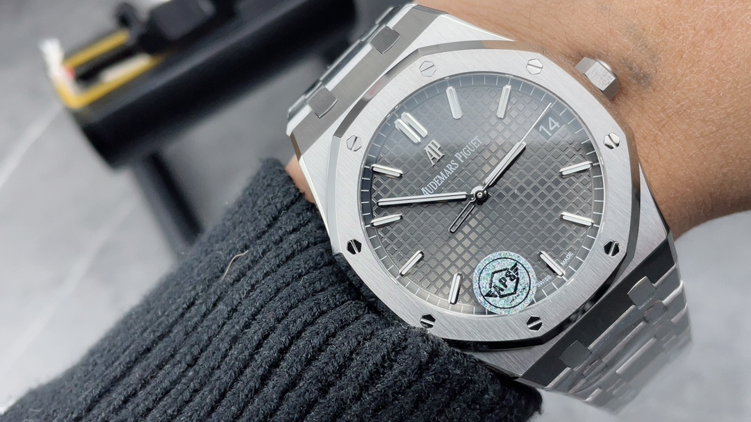 Audemars Piguet 15500 Grey – 41 mm Rose Steel Royal Oak with Cal.4302 Automatic Movement