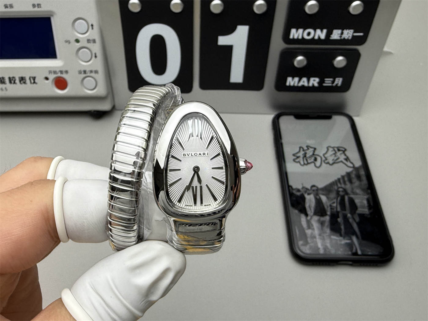 Bvlgari Serpenti 101828 Replica – White Dial Steel Ladies Watch
