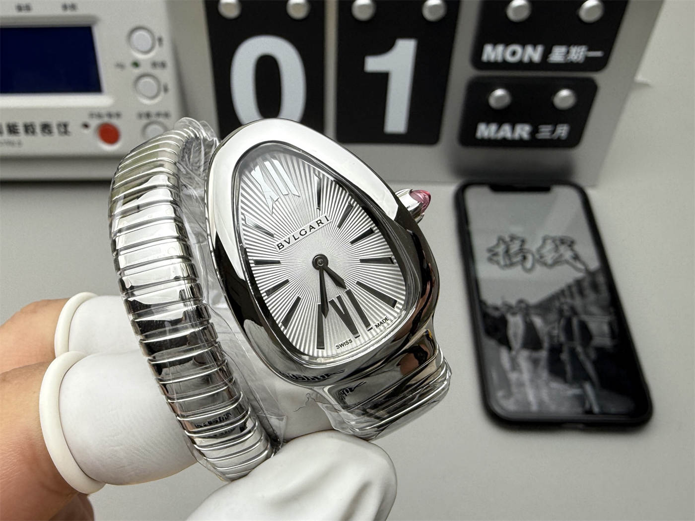 Bvlgari Serpenti 101828 Replica – White Dial Steel Ladies Watch