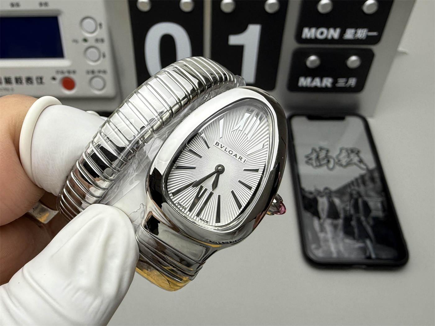 Bvlgari Serpenti 101828 Replica – White Dial Steel Ladies Watch