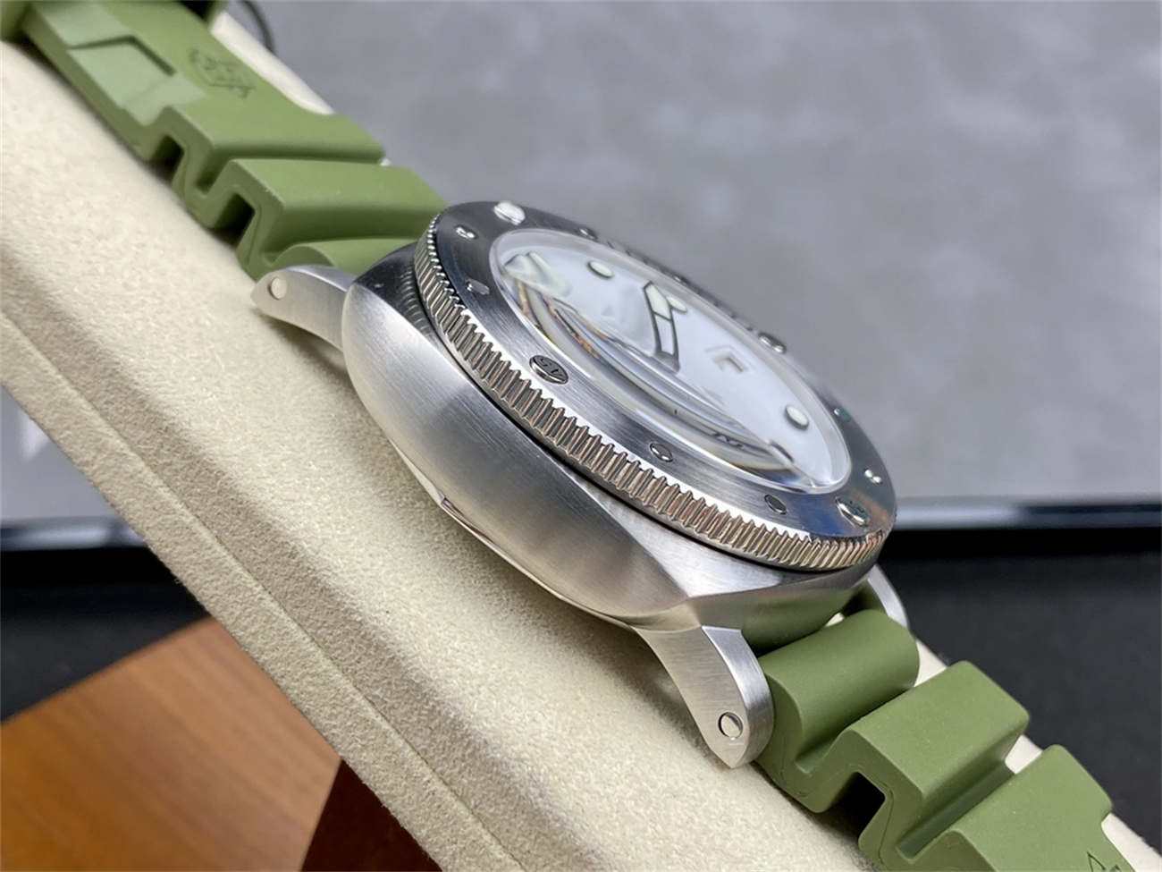 VS Factory Panerai Submersible Replica – PAM1226 QuarantaQuattro (White Dial)