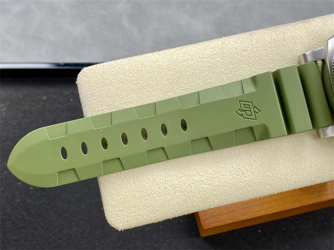 VS Factory Panerai Submersible Replica – PAM1226 QuarantaQuattro (White Dial)