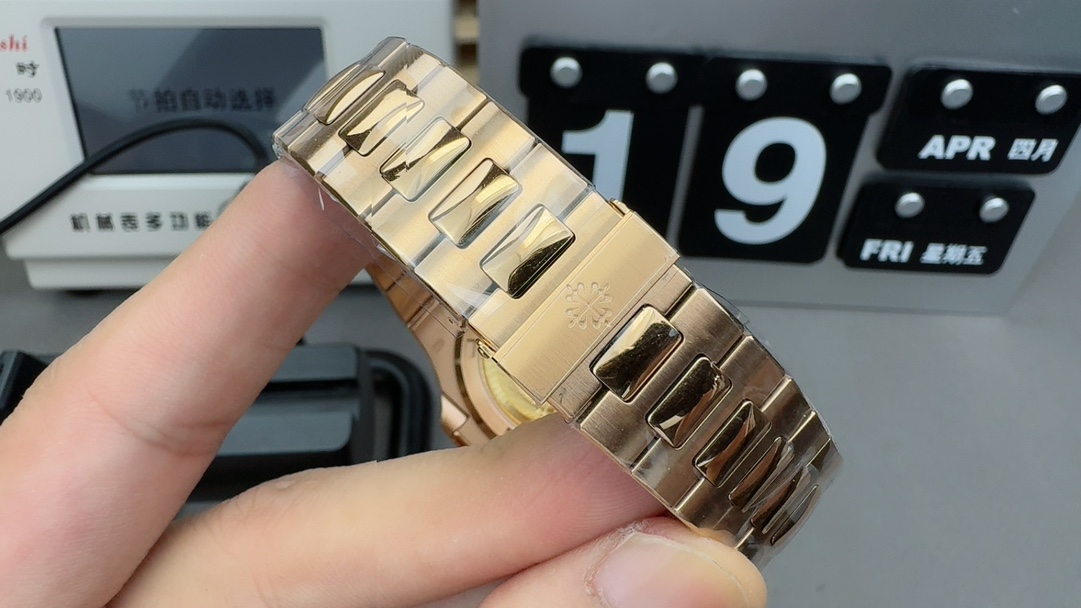 Patek Philippe 5711R Replica – 3K Factory Rose Gold Nautilus with Champagne Gold Dial