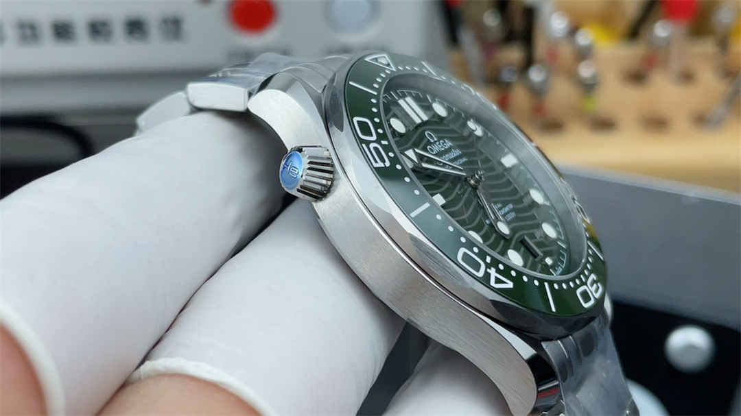 VSF Seamaster 300M Green Dial Replica – 42mm Diver Watch with Green Ceramic Bezel