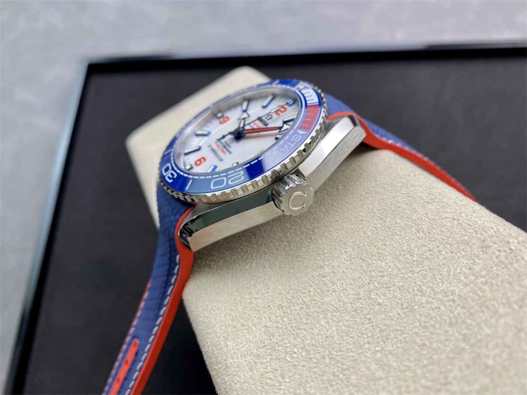 VSF Seamaster 600M America’s Cup Replica – 43.5mm Stainless Steel Diver Watch