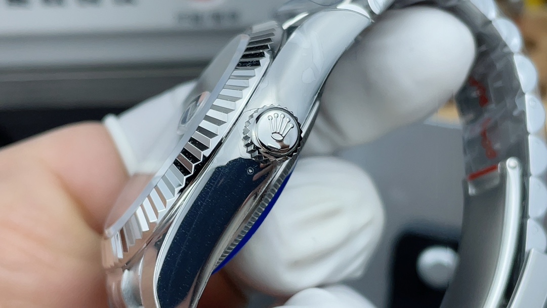 ZF Factory Sky Dweller Replica Watch – White Dial Jubilee Bracelet 42mm Luxury Timepiece